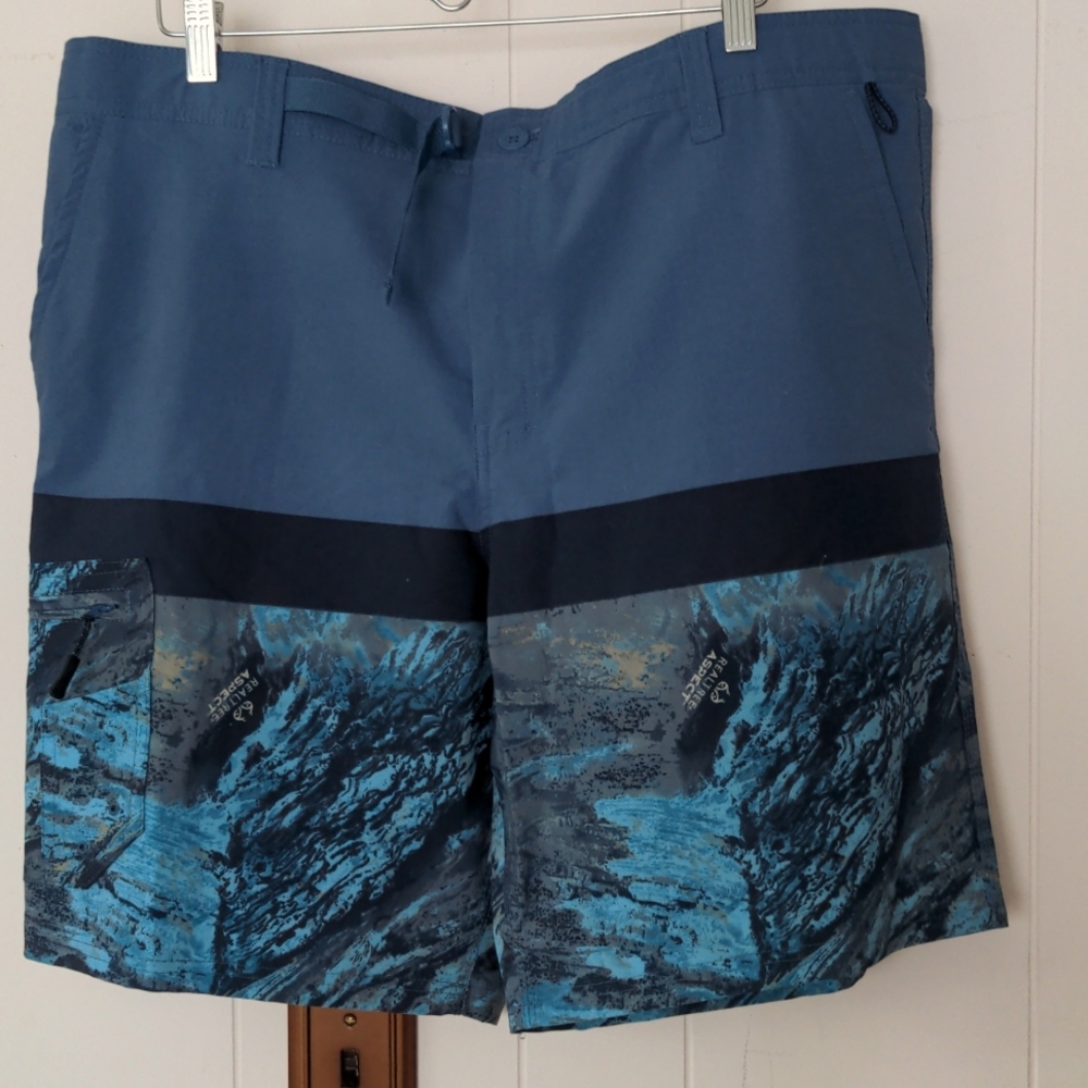 Realtree aspect fishing shorts size XL 40/42